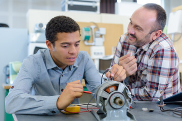 Obraz premium learning how to become an electrician