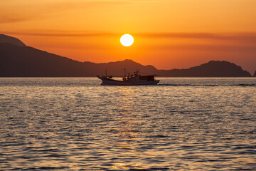 夕焼け　夕陽　海　オレンジ色　夕日　漁船　日本海　山口県