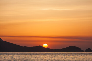 Obraz premium 夕焼け 夕陽 海 オレンジ色 夕日 漁船 日本海 山口県