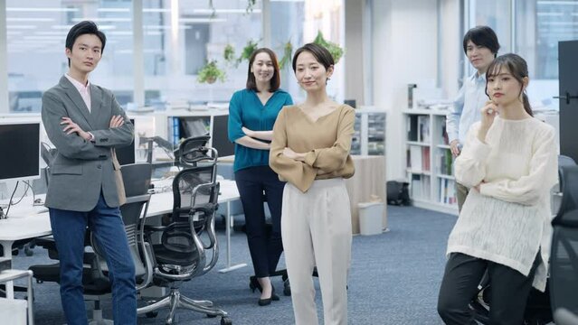 真剣な表情のビジネスマン