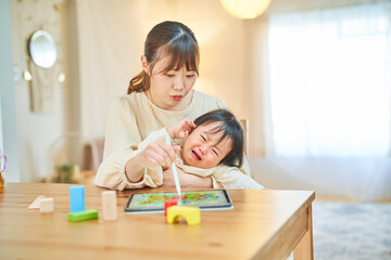 Obraz na płótnie Canvas タブレットPCを使って遊ぶ親子