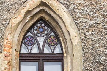 Obraz premium Window fragment with stained glass of Castle Rock Forest in the Lower Silesian Voivodeship on the Szczytnik hill, Poland