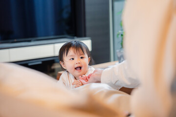 Fototapeta premium 家でひとりで遊ぶ赤ちゃん