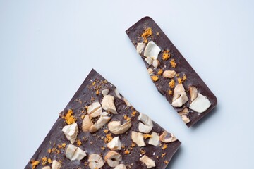 Salted Cashew Orange
Schokolade selbstgemacht;
Schokolade mit Kokosblütenzucker, Bio
Orangenschale und Salz