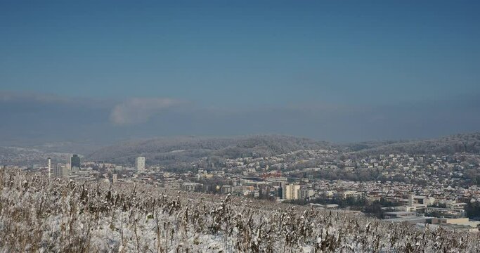 L&ouml;rrach im Winter. Hauptstadt des Margr&auml;flerlandes im S&uuml;dwesten Deutschlands. Schneelandschaft mit Blick auf H&uuml;hnerberg, Dinkelberg und Salzert, den Schwarzwald und das Wiesental 