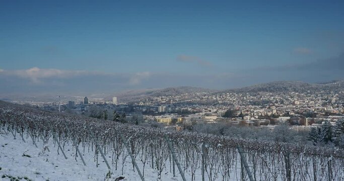 Schneelandschaft rund um Lörrach. Spektakuläre Aussicht vom Hügel und den Weinbergen von Tullingen über die Stadt, den Schwarzwald und das Wiesental 