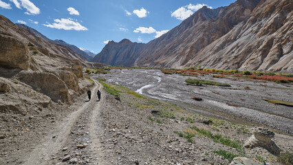 Two hikers in Markha valley in Ladakh © KSWan