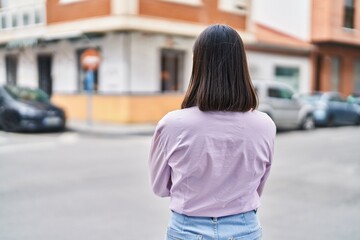Obraz premium Young hispanic woman standing on back view at street