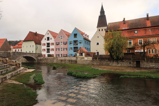 Kleinstadtidylle in Berching; Hans-Kuffer-Park an der Sulz mit Berchinger Vorstadt