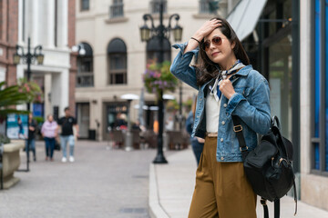 Obraz premium beautiful female backpacker is enjoying the scenery of the exotic area.