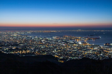 Fototapeta na wymiar 神戸の夜景　神戸市灘区掬星台にて（日本三大夜景の一つ1000万ドルの夜景と言われています。大阪湾を挟んで神戸から大阪まで市街地の街明かりが続いています）