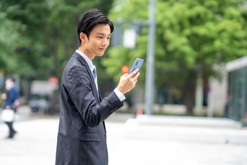 スマートフォンを確認する男性