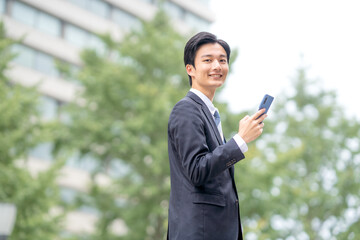 スマートフォンを持つ男性