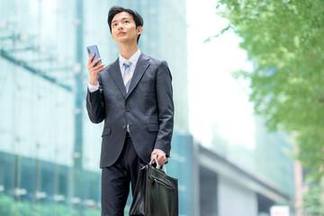 携帯電話を持つビジネスマン　