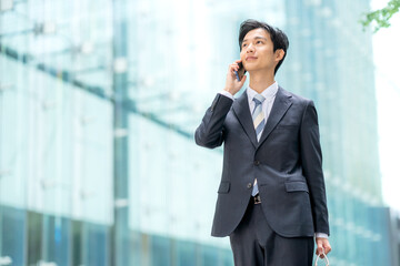 オフィス街を歩くビジネスマン