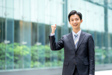 ガッツポーズをするビジネスマン