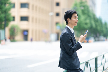 スマートフォンを持つビジネスマン