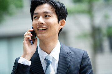 スマートフォンを持つビジネスマン