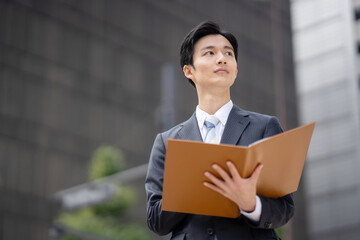 ファイルを持つビジネスマン