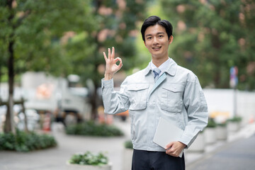 ポーズをとる作業服の男性