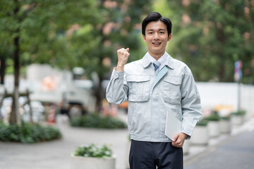 ガッツポーズをするビジネスマン