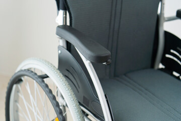Obraz premium 室内にある無人の車椅子のクローズアップ