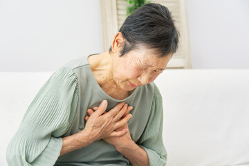 家で胸が痛む高齢者女性