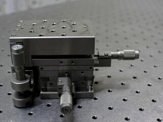 Micrometric positioning device on three axes