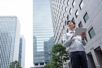 タブレットを持つ作業服の男性