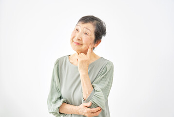 考える高齢者女性　白背景