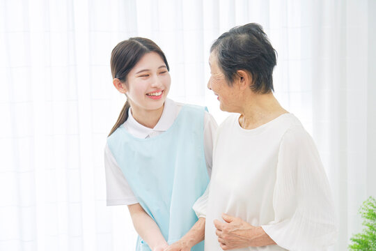 高齢者女性に寄り添う介護士