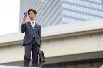 階段を歩くスーツの男性