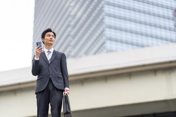 階段を歩くスーツの男性