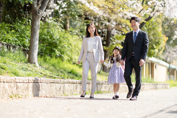 Obraz premium 公園を歩く家族