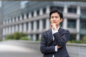 考えるビジネスマン