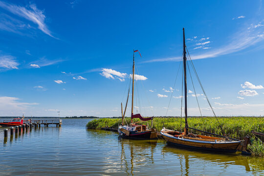 Zeesenboote im Hafen von Wieck auf dem Fischland-Dar&szlig;