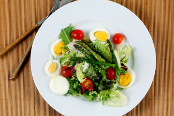Salad plate with asparagus
