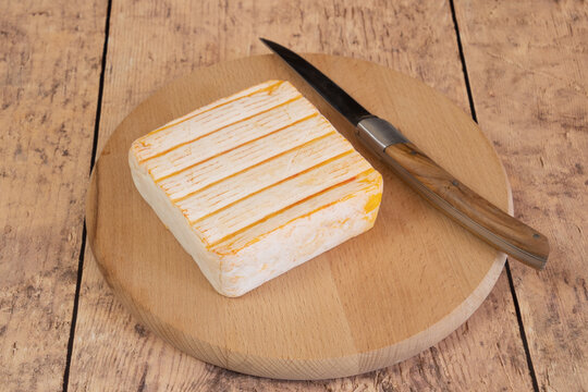 Fromage &agrave; p&acirc;te molle et &agrave; cro&ucirc;te lav&eacute;e en gros plan