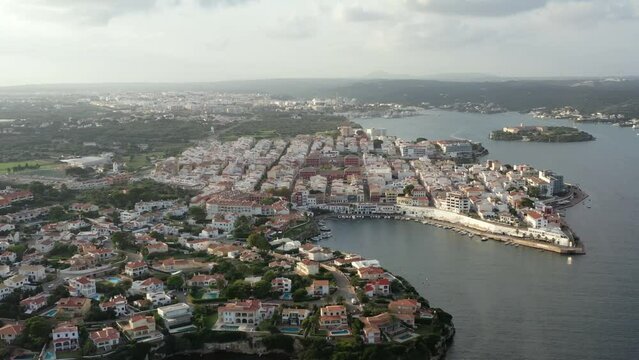 survol du chenal d'entr&eacute;e &agrave; port mahon sur l'ile de Minorque aux Bal&eacute;ares, Espagne