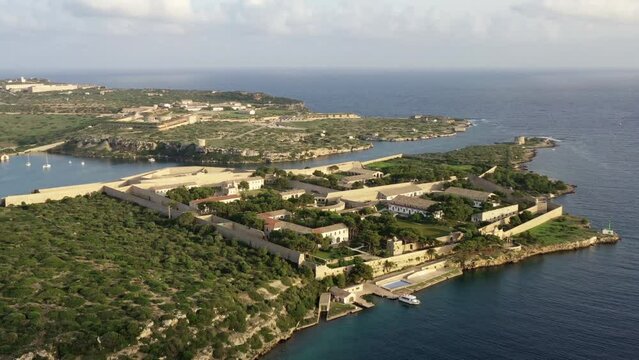 survol du chenal d'entr&eacute;e &agrave; port mahon sur l'ile de Minorque aux Bal&eacute;ares, Espagne