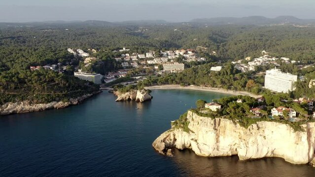 survol a&eacute;rien des plages de cala Galdana &agrave; Minorque dans les iles bal&eacute;ares en Espagne