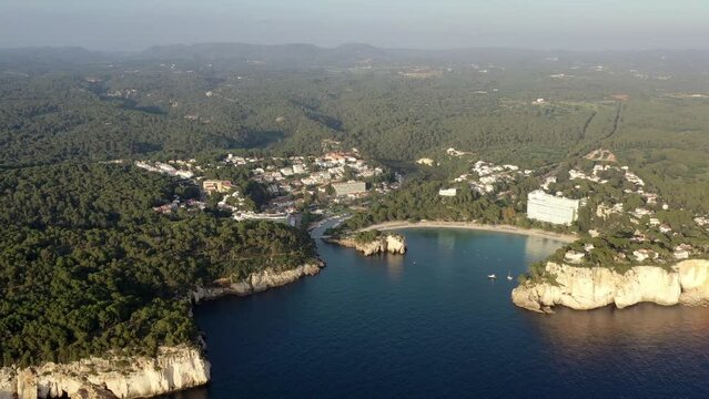 survol a&eacute;rien des plages de cala Galdana &agrave; Minorque dans les iles bal&eacute;ares en Espagne