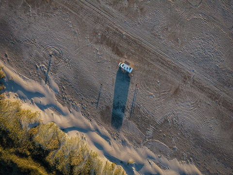 Drohnenshot vom Wohnmobil am Strand