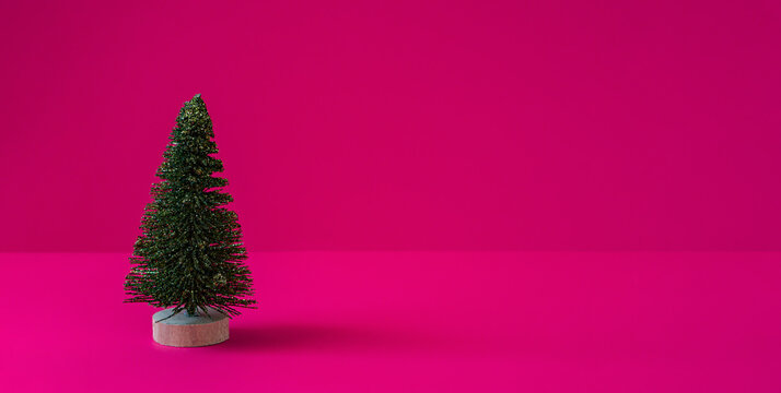 Christmas tree simple background material. Chiristmas tree on the red background. クリスマスツリーのシンプルな背景素材。赤背景上のクリスマスツリー。