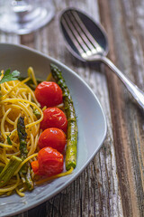 Spaghetti mit grünem Spargel und Cocktailtomaten