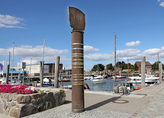 Die Sturmflutsäule steht im Hafen von Wyk auf der Insel Föhr