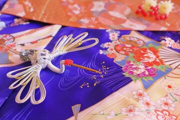 着物と鶴で日本の和の新年や正月の年賀状