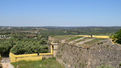 Vista das muralhas da cidade fortificada em Elvas, Portugal preservada e histórica.