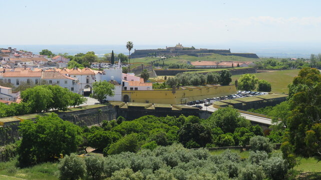 Vista das muralhas da cidade fortificada em Elvas, Portugal preservada e hist&oacute;rica.
