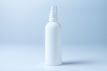 ガラス瓶、白いスプレーボトル（化粧水・美容液など）